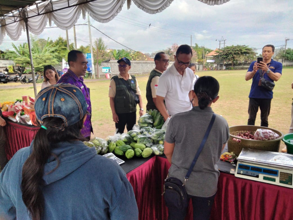 DALAM RANGKA MEMPERINGATI HARI ULANG TAHUN BAPANAS YANG KE 3 TAHUN 2024, DINAS PERTANIAN MELAKSANAKAN GERAKAN PANGAN MURAH DI LAPANGAN UMUM PRATURAI MADRA KECAMATAN MENGWI